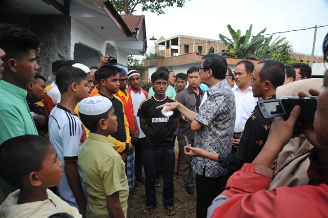 20150525 - Menkumham Kunjungi Pengungsi Rohingnya di Medan 2